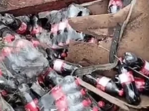 Caminhão com refrigerantes tomba na BR-101 em Porto Real do Colégio