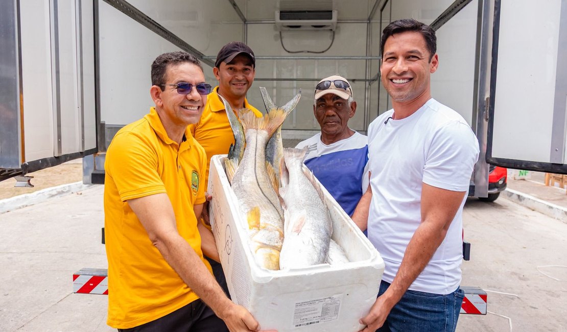 Com emenda de Rodrigo Cunha, pescadores recebem caminhão frigorífico e motores para barcos em Maceió