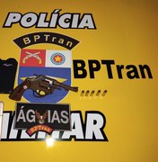 BPPTran prende homem com arma de fogo e outro com mandado de prisão em aberto