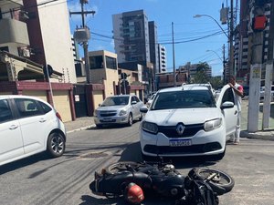 Colisão entre carro e moto deixa motociclista ferido no bairro da Jatiúca, em Maceió