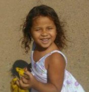 Menina de 3 anos morre eletrocutada ao colocar cabo de celular na boca