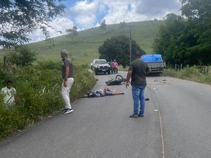 Motociclista fica em estado grave após colisão com caminhão de água mineral na AL-487