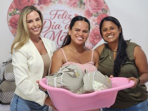 Prefeitura de Jequiá da Praia entrega enxovais para futuras mamães