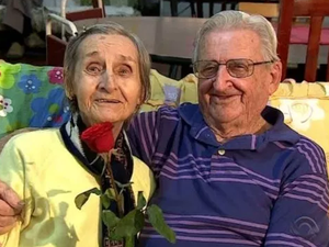 Casal se reencontra em asilo 65 anos após término de noivado e voltam a namorar