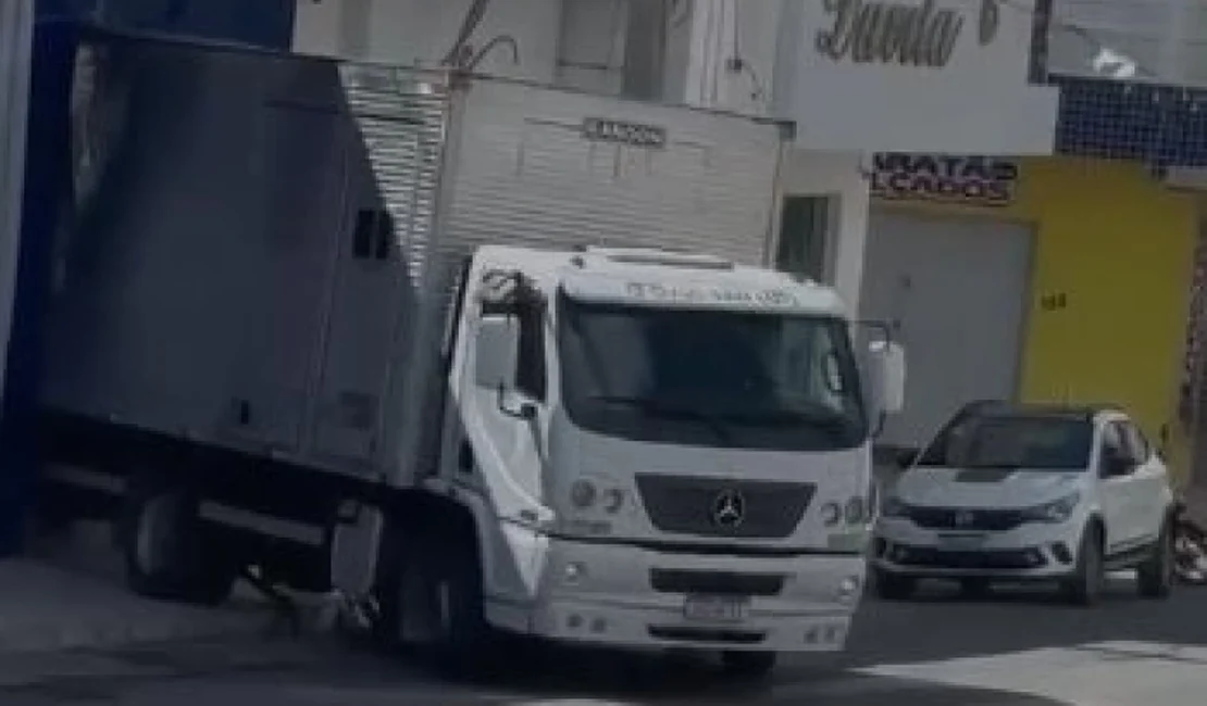 Caminhão desgovernado atinge mulher e criança no Sertão da Paraíba