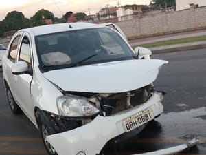 Colisão entre carros deixa condutor preso às ferragens em Maceió