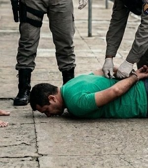 Homem espanca mulher e é preso após se esconder na casa da mãe em Maceió