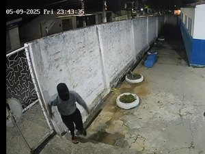 Grupo encapuzado é flagrado quebrando câmeras de segurança no município de Coqueiro Seco