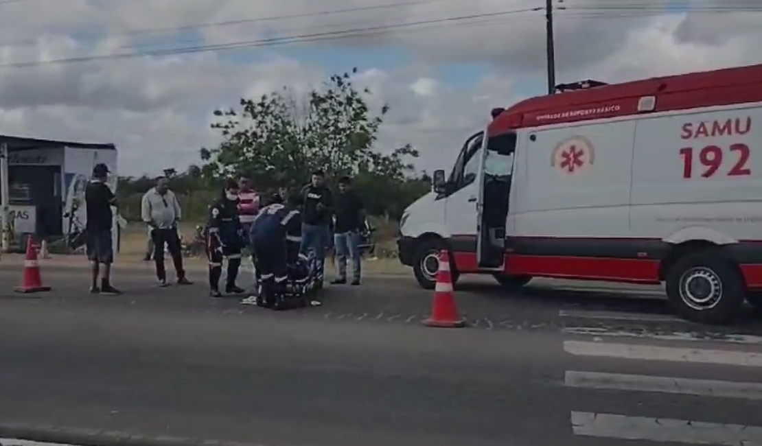 Idoso é atropelado por motocicleta em faixa de pedestre em frente ao hospital Chama, em Arapiraca