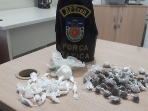 Jovem é preso com drogas após ser abordado em ponto de ônibus