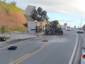 Carreta tomba em ladeira da AL-101 próximo ao Gunga e motorista é resgatado por populares