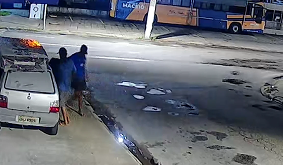 Dupla invade loja de colchões em Maceió e furta carro usado em entregas