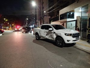 [Vídeo] Carro capota após batida na Ponta Verde e deixa três feridos