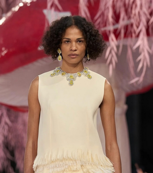 Modelo alagoana brilha na passarela da Chanel e faz história na alta-costura em Paris