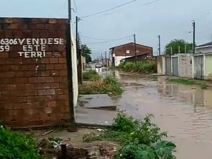 [Vídeo] Falta de pavimentação causa alagamento sempre que chove um pouco mais em rua do bairro Nova Esperança