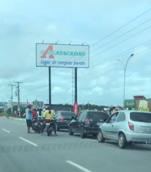 [Vídeo] Arapiraquenses formam fila de carros em frente a supermercado da AL-220