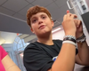Filho de 11 anos ajuda mãe durante atendimento em inglês e viraliza