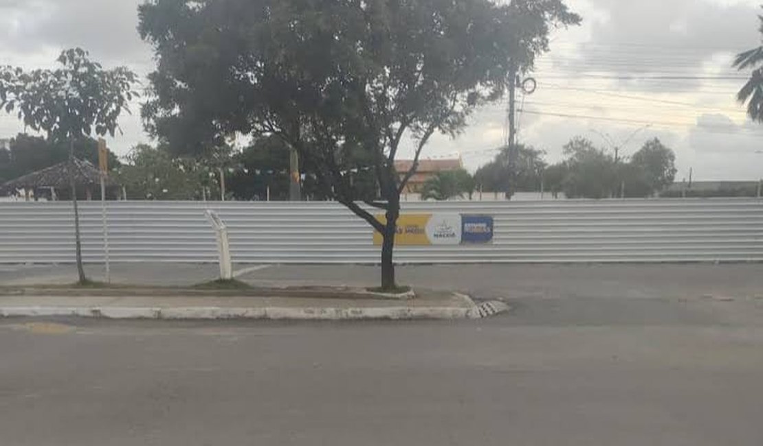 Moradores cobram conclusão de reforma na praça central do Conjunto Graciliano Ramos