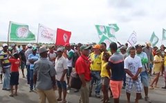 Manifestantes de movimentos sociais ocupam BR-101 em protesto à ameaça