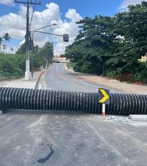 Tráfego de veículos permanece interditado na Ladeira do Claudionor para conclusão de obra da Prefeitura