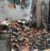 Bombeiros controlam incêndio em residência no bairro do Pinheiro