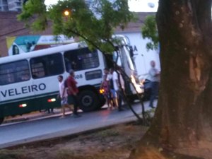 Colisão entre carro e ônibus deixa trânsito lento no Farol