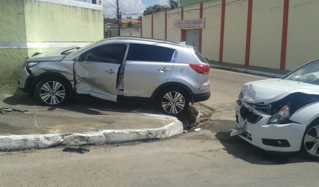 Motorista não respeita sinalização, colide contra veículo e  para em muro de residência