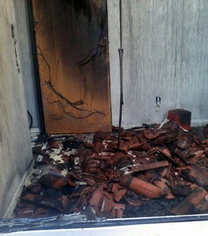 Incêndio deixa casa destruída em São Miguel dos Campos