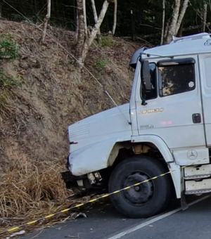 Motociclista morre após tentar fazer ultrapassagem e bater em caminhão, em Alagoas