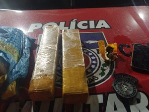 Suspeitos de tráfico são presos com maconha e ﻿R$ 4 mil, em Porto Calvo