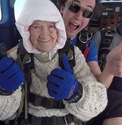 Mulher de 102 anos salta de paraquedas e bate recorde mundial