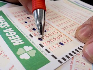 Mega-Sena pode pagar até R$ 15 milhões neste sábado