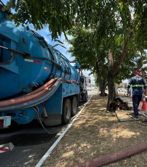 Limpeza de galerias na antiga Avenida Amélia Rosa é intensificada após chuvas