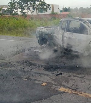 Vídeo: Carro pega fogo após colidir com poste em Marechal Deodoro