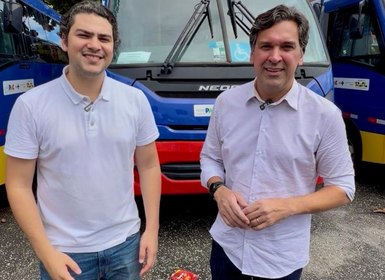 Prefeito Eduardo Bulhões recebe micro-ônibus do Programa Agora Tem Especialistas