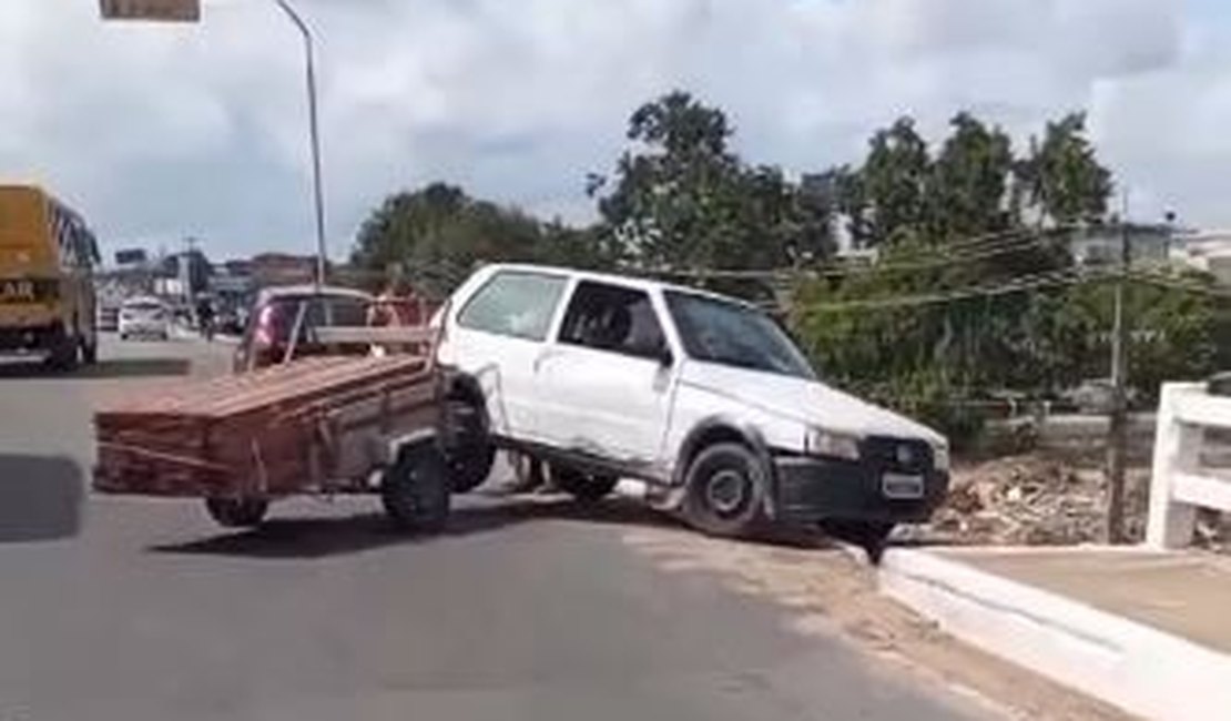 Carro com reboque roda na pista em viaduto em frente ao shopping de Arapiraca