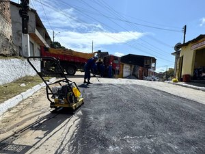 Seminfra inicia processo de tapa-buraco na Rua Boa Vista, principal via do bairro Rio Novo