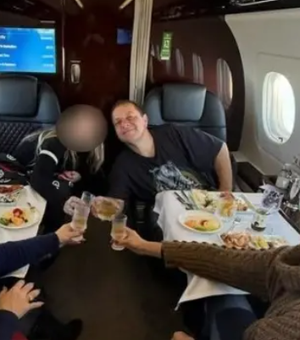 Fotos mostram Lulinha em viagens de jatinho com lobista investigada