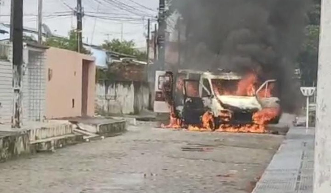 [Vídeo] Ambulância pega fogo e explode no Conjunto Salvador Lyra