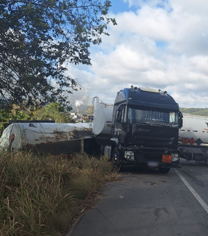 Caminhão que transporta produto inflamável tomba na BR-101, em Teotônio Vilela
