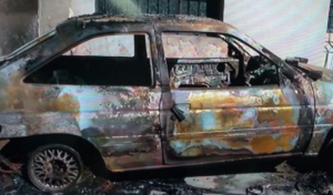 Veículo pega fogo e proprietário suspeita de ato criminoso em Maceió