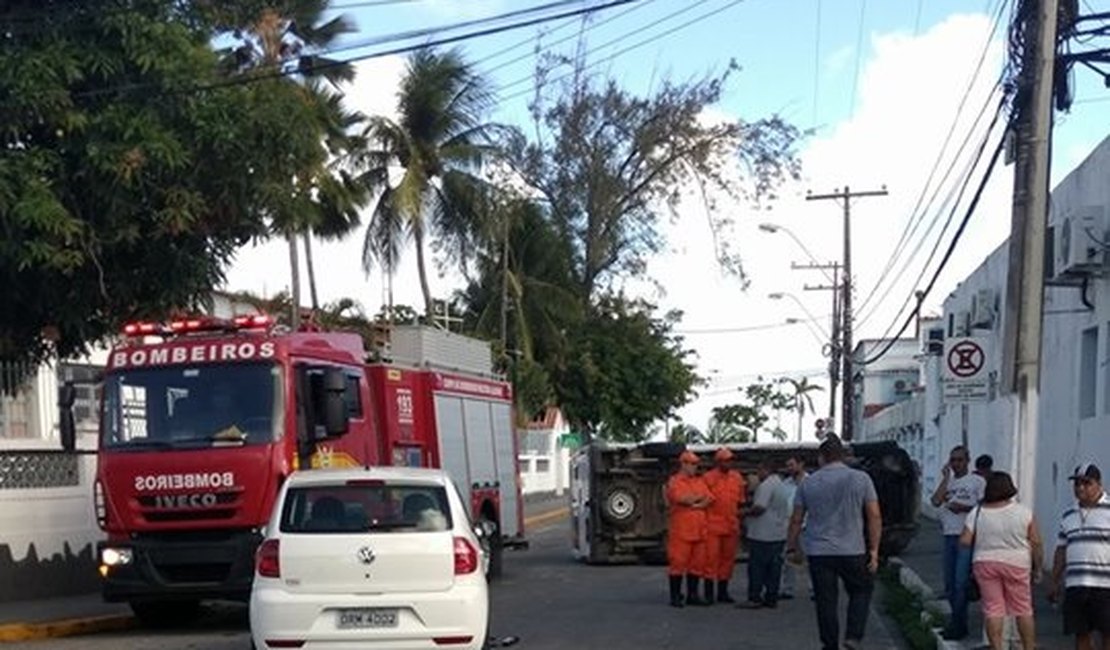 Motorista desrespeita sinalização e atinge van de transporte de turistas no Jaraguá