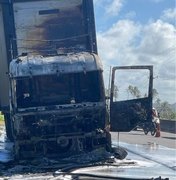 Incêndio atinge carreta e provoca fumaça intensa na BR-349, em Marechal Deodoro