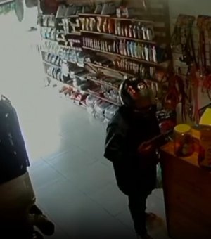 [Vídeo] Homem se passa por cliente e pet shop é assaltado à mão armada, em Maceió