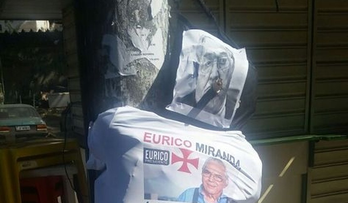 Torcedores protestam e queimam boneco de Eurico em São Januário