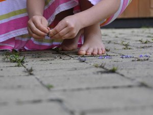 Criança de 9 anos é atingida por bala perdida ao sair de casa