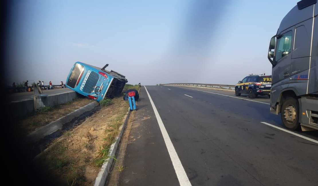 Ônibus que fazia rota Recife-Aracaju tomba em trecho da BR-101, em Teotônio Vilela