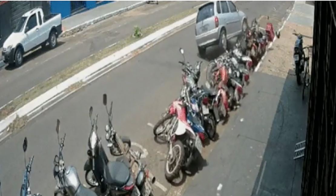 [Vídeo] Carro desgovernado derruba várias motos estacionadas no interior de SP