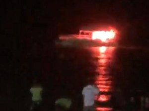 Catamarã de famoso bar pega fogo na praia de Ponta Verde