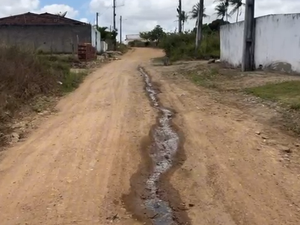 [Vídeo] Moradores da Lagoa Nova, em Arapiraca, fazem apelo para resolver problema de vazamento de água